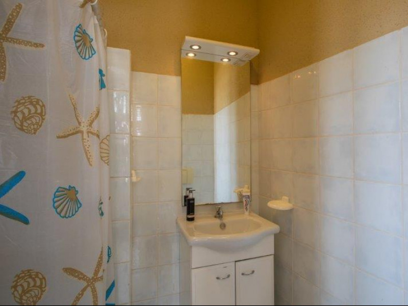 Studentenhuisvesting in studentenwijk Nieuwestraat Curacao Wereldstap badkamer