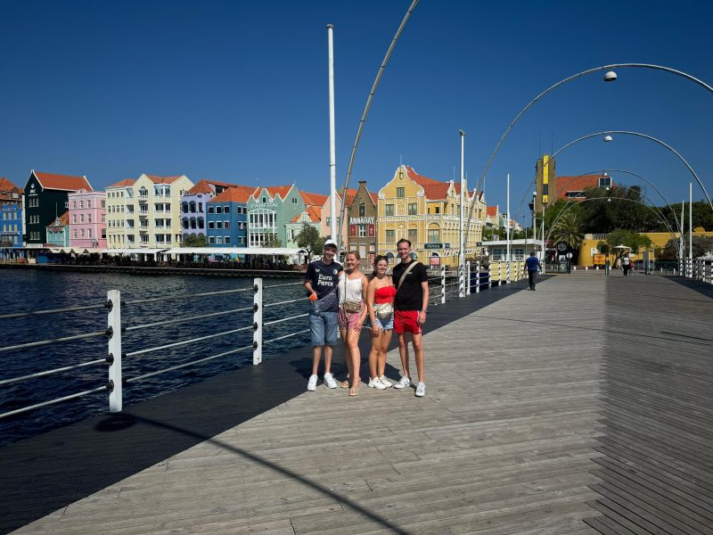 Groep op de Koningin Emmabrug in Curaçao