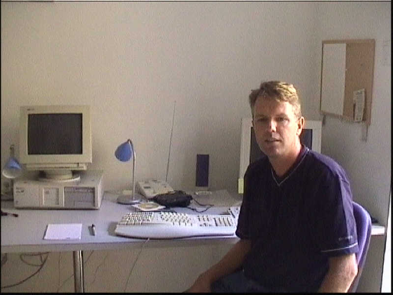 eerste werkdag in 2000. Kantoortje met oude fax en computer