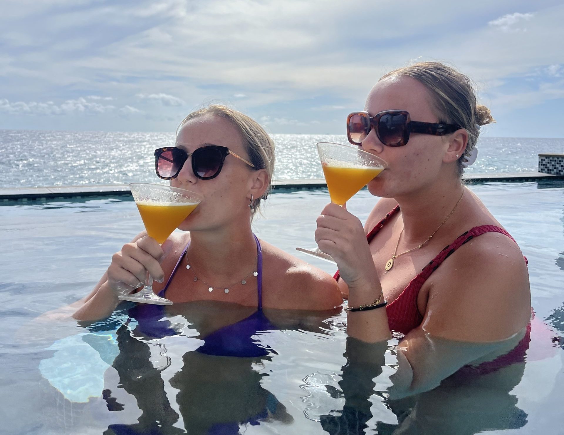 eva en emma, zwembad chillen uitgaan