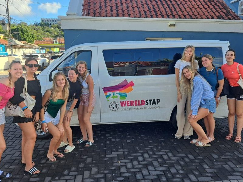Wereldstap busje voor vervoer van Tussenjaarders Programma op Curacao