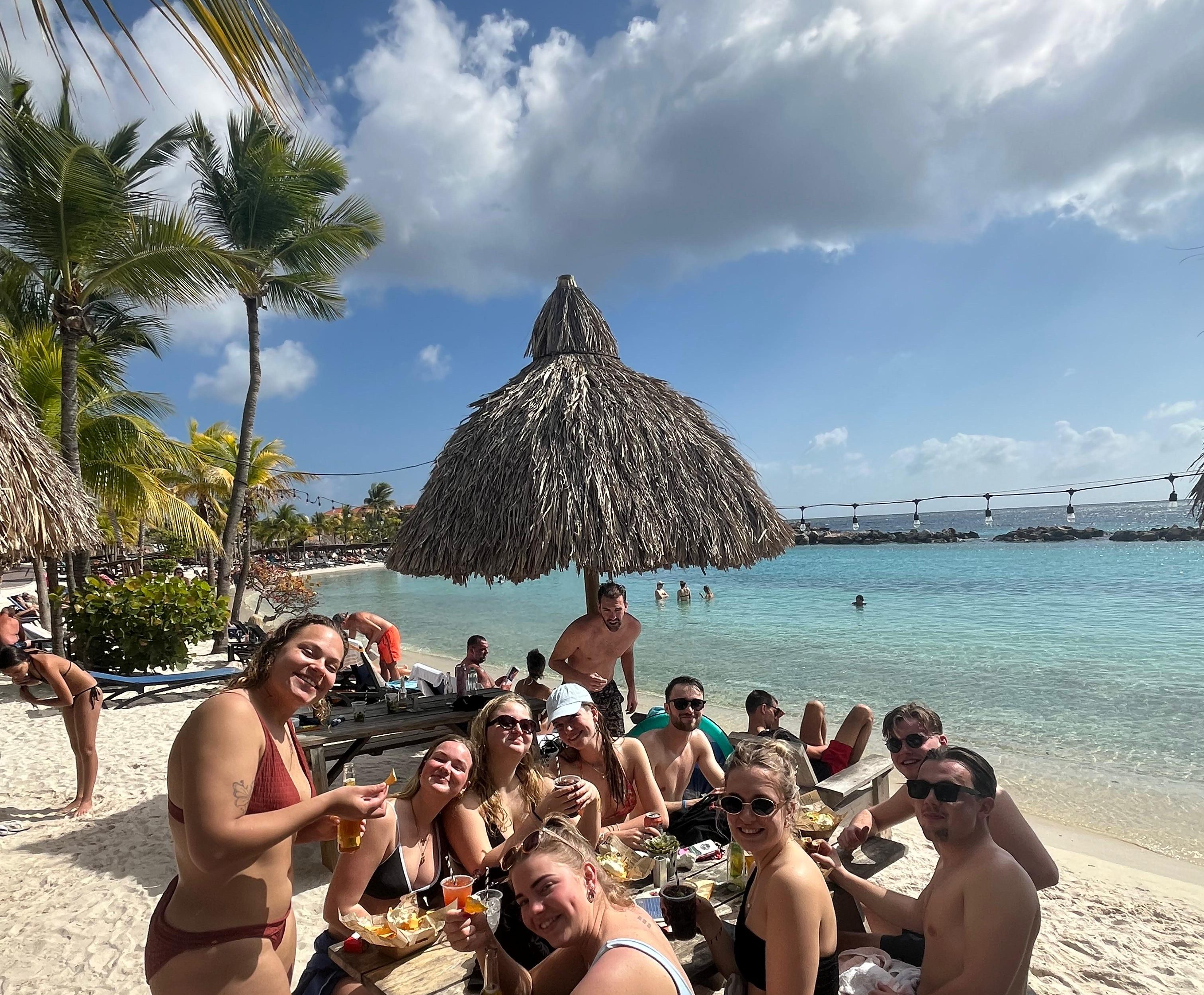 Op het strand Curacao